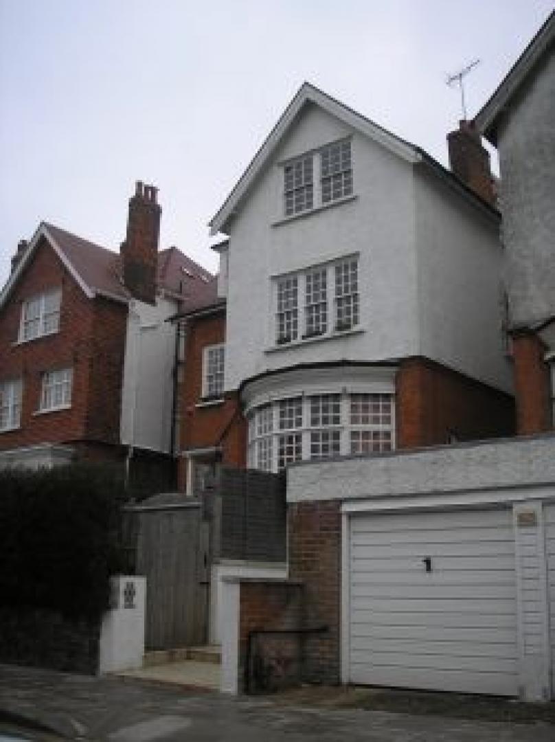 			VIEWINGS ARE ESSENTIAL!, 3 Bedroom, 1 bath, 1 reception Flat			 Bracknell Gardens, HAMPSTEAD NW3